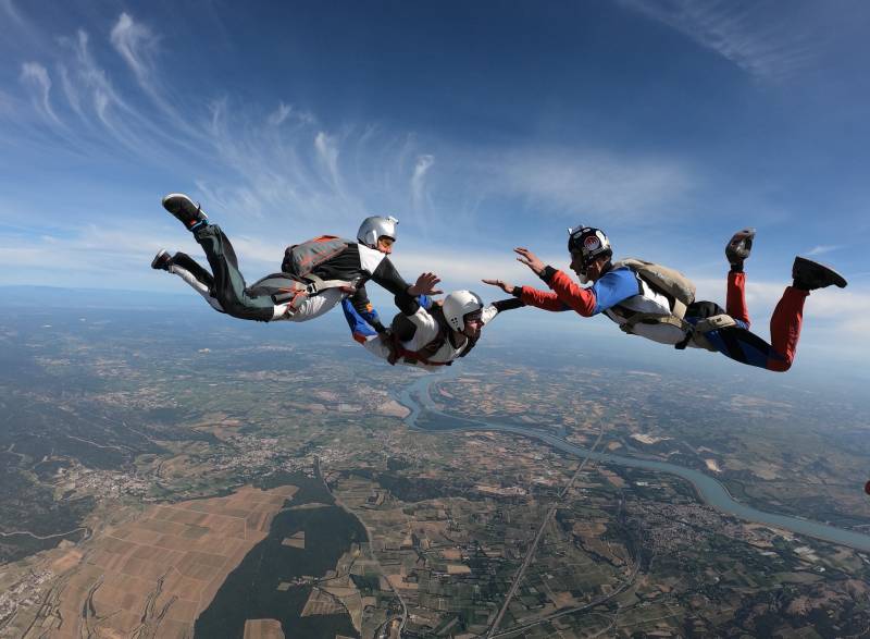 Débuter le parachutisme avec le saut d'initiation Pac près de Marseille en PACA.